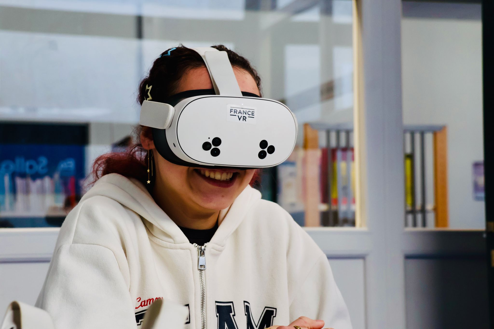 Jeune femme éclatant de rire pendant une expérience de réalité virtuelle France VR